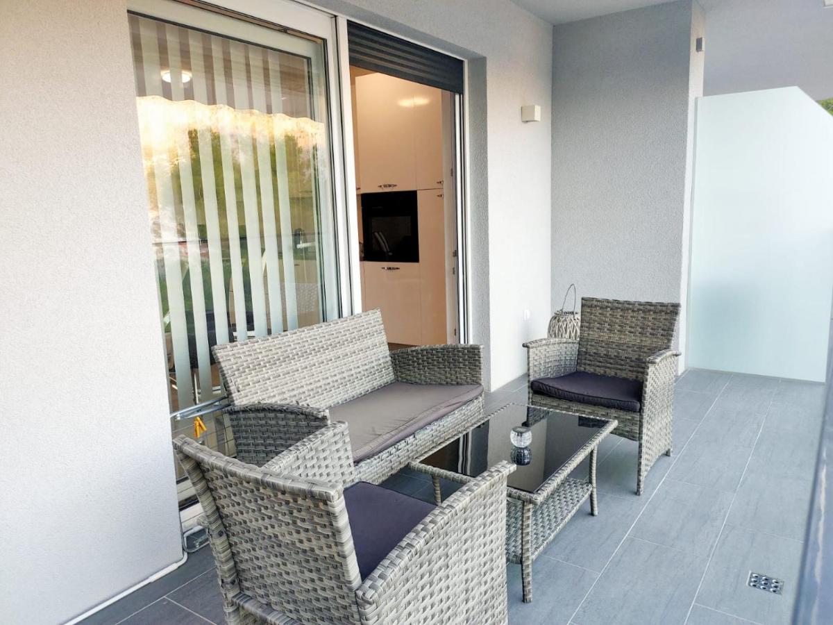 אומיס Apartments Elin מראה חיצוני תמונה
