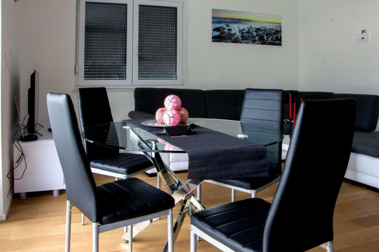 אומיס Apartments Elin מראה חיצוני תמונה