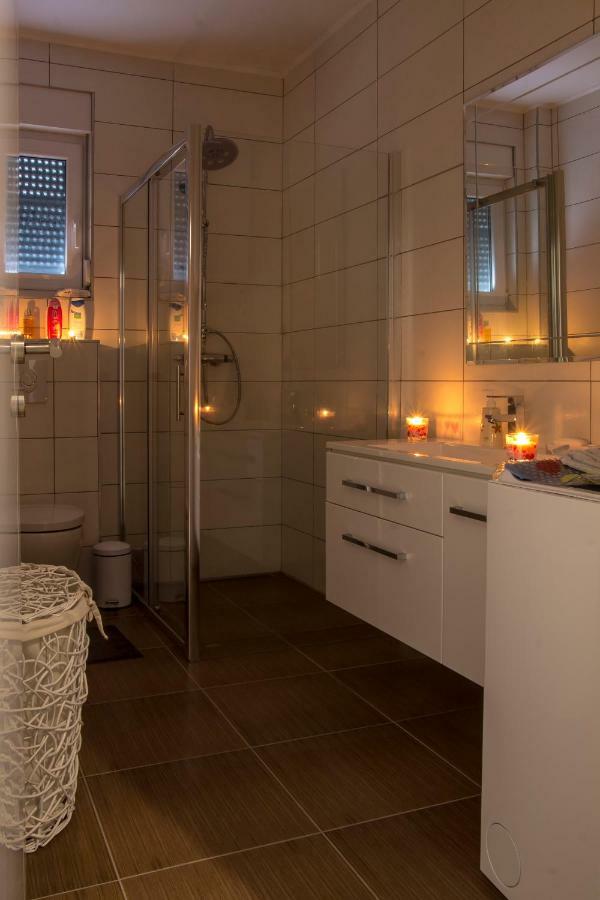 אומיס Apartments Elin מראה חיצוני תמונה